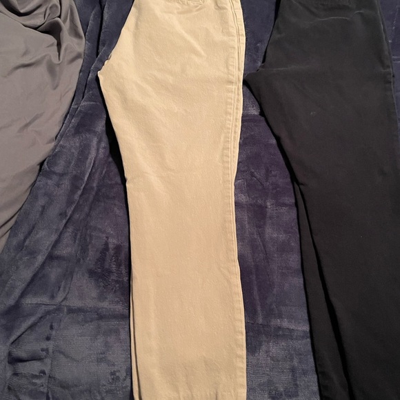 Old navy pixie cut never fade size 4 work pants. Good condition. No rips/tears - Picture 5 of 5